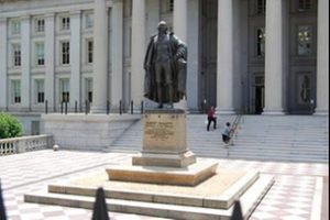Statue d'Albert Gallatin devant le ministère américain des Finances à Washington D.C.