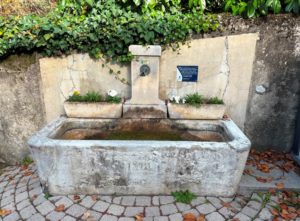 Une fontaine classée monument historique toute proche du temple